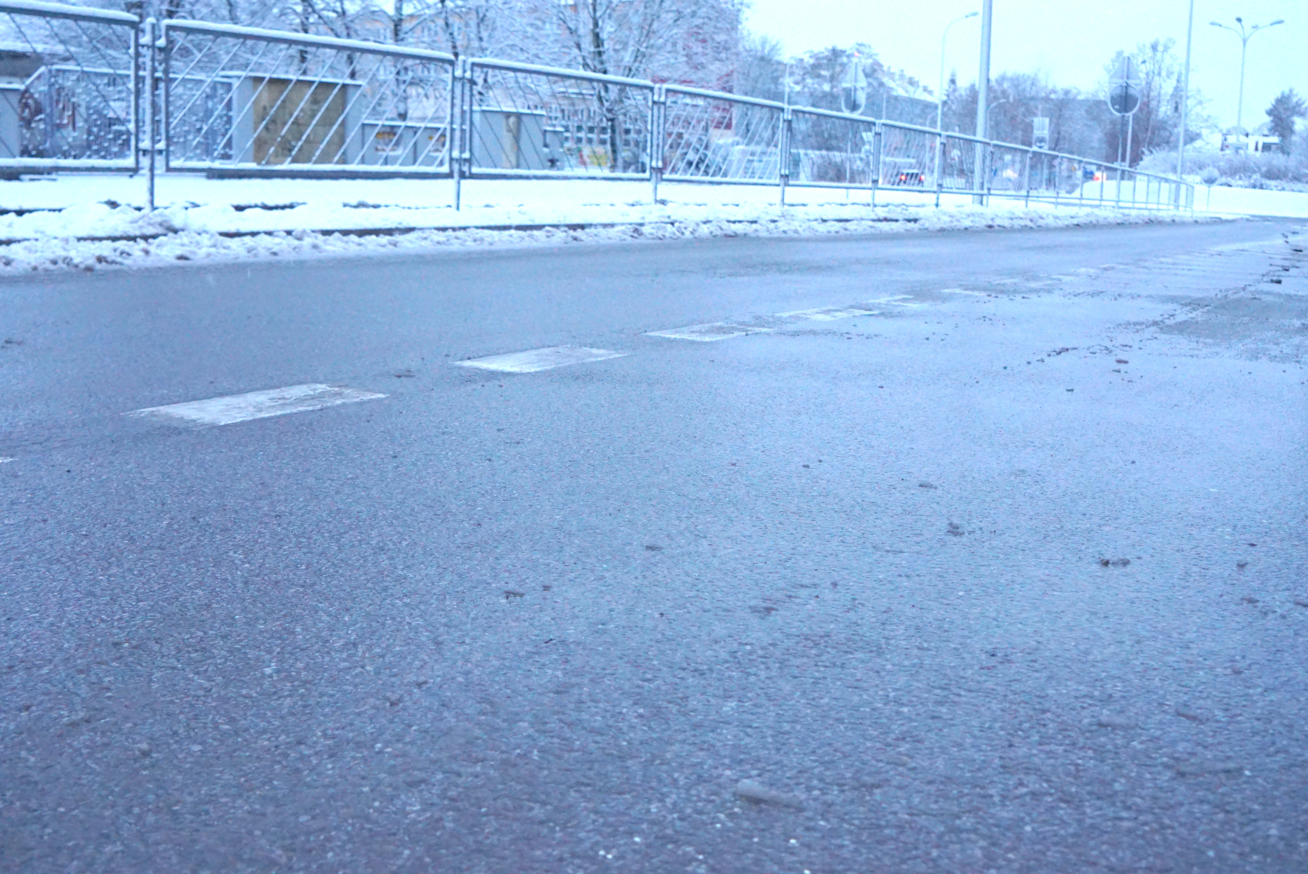 IMGW ostrzega przed oblodzeniem i marznącymi opadami