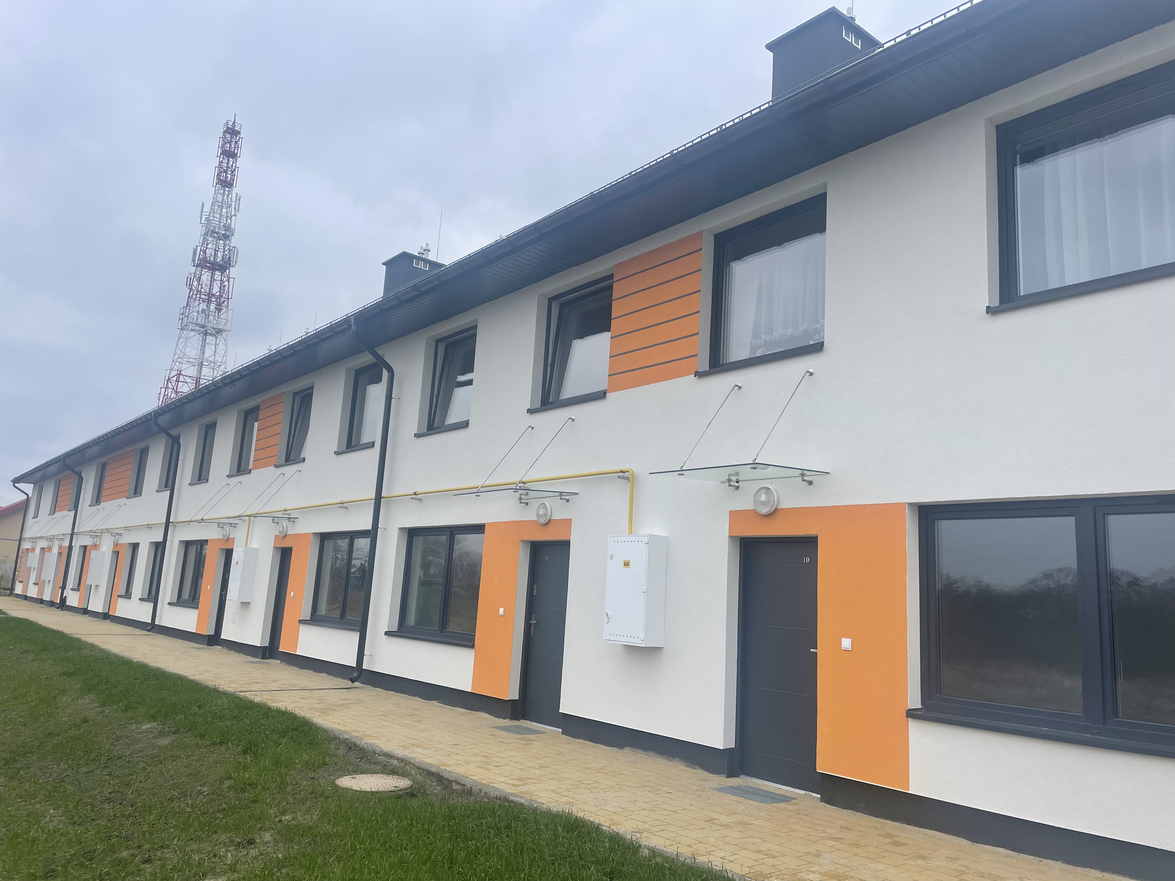 Kolejne rodziny wprowadzają się do komunalnych mieszkań