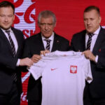 24.01.2023. Warszawa. Konferencja prasowa. Prezentacja nowego trenera reprezentacji Polski. Na zdjęciu (od lewej): Łukasz Wachowski - sekretarz generalny PZPN, Fernaqndo Santos - trener reprezentacji Polski, Cezary Kuleszea - prezes PZPN / Fot. You Tube