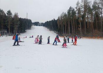 30.01.2023. Kielce. Stok narciarski - ferie zimowe / Fot. Ewelina Walczak - Radio Kielce