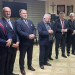 08.01.2023. Ostrowiec Św. Spotkanie opłatkowe PiS. Na zdjęciu (od lewej): Zbigniew Duda - radny powiatowy, wiceminister Piotr Wawrzyk, poseł Marek Kwitek, poseł Krzysztof Lipiec, poseł Andrzej Kryj, senator Jarosław Rusiecki, marszałek Andrzej Bętkowski, ks. Jan Sarwa. / Fot. Anna Głąb - Radio Kielce