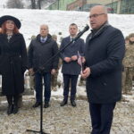 23.01.2023. Opatów. Obchody 160. rocznicy wybuchu Powstania Styczniowego. Na zdjęciu (od lewej): Małgorzata Jalowska - wicestarosta opatowski, Paweł Sadrak - sekretarz powiatu, Adrian Wołos z Powiatowego Centrum Kultury, Tomasz Staniek - starosta opatowski. / Fot. Anna Głąb - Radio Kielce