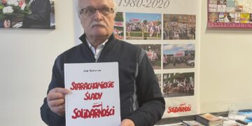 Jan Seweryn z książką „Starachowickie ślady Solidarności” / Fot. Anna Głąb - Radio Kielce