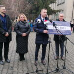 23.01.2023. Pińczów. Przekazanie czeku na modernizację infrastruktury sportowej. Na zdjęciu (od lewej): Paweł Rutkowski - dyrektor szkoły podstawowej nr 1, Beata Kita - zastępca burmistrza, poseł Michał Cieślak, burmistrz Włodzimierz Badurak. / Fot. Marta Gajda-Kruk - Radio Kielce