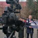 23.01.2023. Pińczów. Przekazanie czeku na modernizację infrastruktury sportowej. Na zdjęciu (od lewej): Beata Kita - zastępca burmistrza, poseł Michał Cieślak, burmistrz Włodzimierz Badurak. / Fot. Marta Gajda-Kruk - Radio Kielce