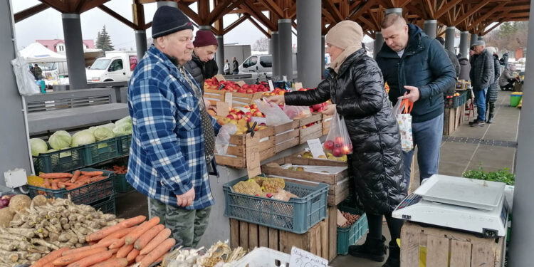 25.01.2023. Busko-Zdrój. Targ. Warzywa i owoce / Fot. Marta Gajda-Kruk - Radio Kielce