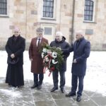 72 lata temu UB aresztowało biskupa Kaczmarka. Biskup Piotrowski: nigdy nie odpowiadał nienawiścią - Radio Kielce 20.01.2023. Kielce. 72. rocznica aresztowania biskupa Czesława Kaczmarka. Na zdjęciu (od lewej): bp Jan Piotrowski - ordynariusz diecezji kieleckiej, Krzysztof Słoń - senator PiS, Krzysztof Lipiec - pełnomocnik kieleckiego okręgu PiS i Rafał Nowak - wicewojewoda świętokrzyski / Fot. Jarosław Kubalski - Radio Kielce