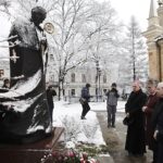 72 lata temu UB aresztowało biskupa Kaczmarka. Biskup Piotrowski: nigdy nie odpowiadał nienawiścią - Radio Kielce 20.01.2023. Kielce. 72. rocznica aresztowania biskupa Czesława Kaczmarka. Na zdjęciu (po prawej): bp Jan Piotrowski - ordynariusz diecezji kieleckiej, Krzysztof Słoń - senator PiS, Krzysztof Lipiec - pełnomocnik kieleckiego okręgu PiS i Rafał Nowak - wicewojewoda świętokrzyski / Fot. Jarosław Kubalski - Radio Kielce