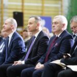 26.01.2023. Bodzentyn. Uroczysta sesja rady miasta z okazji 160. rocznicy Powstania Styczniowego. Na zdjęciu (od prawej): Zbigniew Koniusz - wojewoda świętokrzyski, Andrzej Bętkowski - marszałek województwa świętokrzyskiego, Andrzej Duda - prezydent RP, Wojciech Kolarski - sekretarza stanu w KPRP / Fot. Wiktor Taszłow - Radio Kielce