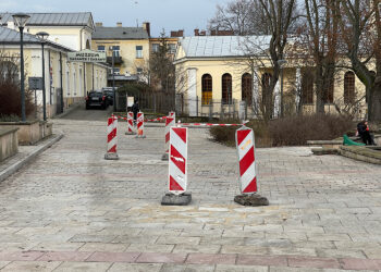 13.01.2023. Kielce. Klawiszujaca ulica koło pomnika Sienkiewicza / Fot. Wiktor Taszłow - Radio Kielce