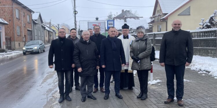 20.01.2023. Chęciny. Oddanie do użytku zmodernizowanej ul. Małogoskiej / Fot. Monika Miller - Radio Kielce