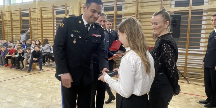 11-letnia Kinga Góra, uczennica Szkoły Podstawowej nr 24 w Kielcach otrzymała odznaczenie Iuvenis Forti, przyznawane przez Komendanta Głównego Państwowej Straży Pożarnej / Fot. Monika Miller - Radio Kielce
