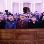06.01.2023. Święty Krzyż. X Jubileuszowy Charytatywny Koncert Kolęd i Pastorałek. Na zdjęciu (od lewej): Sławomir Kopacz - wójt gminy Bieliny, Zbigniew Koniusz - wojewoda świętokrzyski, senator Krzysztof Słoń, poseł Andrzej Kryj, o. Marian Puchała - superior klasztoru na Świętym Krzyżu / Fot. Wiktor Taszłow - Radio Kielce