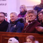 06.01.2023. Święty Krzyż. X Jubileuszowy Charytatywny Koncert Kolęd i Pastorałek. Na zdjęciu (od lewej): Sławomir Kopacz - wójt gminy Bieliny, Zbigniew Koniusz - wojewoda świętokrzyski, senator Krzysztof Słoń / Fot. Wiktor Taszłow - Radio Kielce