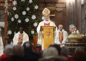 07.01.2023. Kielce. Noworoczna msza święta z udziałem świętokrzyskich przewodników. Na zdjęciu (w środku): biskup Jan Piotrowski / Fot. Wiktor Taszłow – Radio Kielce