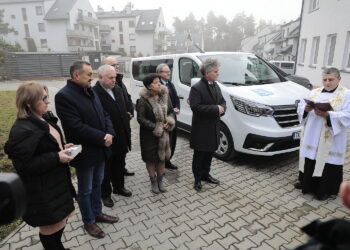 11.01.2023. Wiśniówka. Przekazanie samochodu dla Dziennego Centrum Opieki i Pielęgnacji z mieszkaniami chronionymi / Fot. Wiktor Taszłow – Radio Kielce