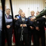 16.01.2023. Kielce. Konferencja Solidarnej Polski. Na zdjęciu (od lewej): Tomasz Jamka, poseł Tadeusz Cymański, poseł Mariusz Gosek, Dariusz Banasik i Janusz Nawrot - wiceprezesi struktur regionalnych Solidarnej Polski / Fot. Wiktor Taszłow - Radio Kielce