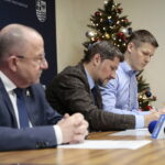 17.01.2023. Kielce. Podpisanie umowy na termomodernizację budynków Regionalnego Centrum Naukowo–Technologicznego w Podzamczu koło Chęcin. Na zdjęciu (od lewej): Marek Bogusławski - wicemarszałek województwa świętokrzyskiego, Krzysztof Ołownia - pełniący obowiązki dyrektora RCNT, Michał Kubecki - prezes Instytut OZE / Fot. Wiktor Taszłow - Radio Kielce