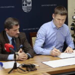 17.01.2023. Kielce. Podpisanie umowy na termomodernizację budynków Regionalnego Centrum Naukowo–Technologicznego w Podzamczu koło Chęcin. Na zdjęciu (od lewej): Krzysztof Ołownia - pełniący obowiązki dyrektora RCNT, Michał Kubecki - prezes Instytut OZE / Fot. Wiktor Taszłow - Radio Kielce