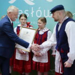 18.01.2023. Masłów. Kapela Zespołu Pieśni i Tańca "Żeromszczanie" zajęła pierwsze miejsce w kategorii zespoły folklorystyczne podczas prestiżowego Międzynarodowego Festiwalu Kolęd i Pastorałek w Będzinie. Zespołowi pogratulował wójt gminy Masłów Tomasz Lato / Fot. Wiktor Taszłow - Radio Kielce