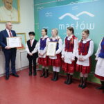 18.01.2023. Masłów. Kapela Zespołu Pieśni i Tańca "Żeromszczanie" zajęła pierwsze miejsce w kategorii zespoły folklorystyczne podczas prestiżowego Międzynarodowego Festiwalu Kolęd i Pastorałek w Będzinie. Zespołowi pogratulował wójt gminy Masłów Tomasz Lato / Fot. Wiktor Taszłow - Radio Kielce