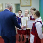 18.01.2023. Masłów. Kapela Zespołu Pieśni i Tańca "Żeromszczanie" zajęła pierwsze miejsce w kategorii zespoły folklorystyczne podczas prestiżowego Międzynarodowego Festiwalu Kolęd i Pastorałek w Będzinie. Zespołowi pogratulował wójt gminy Masłów Tomasz Lato / Fot. Wiktor Taszłow - Radio Kielce