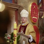 19.01.2023. Kielce. Bazylika katedralna. Msza święta w intencji osób niewidomych. Na zdjęciu: Jan Piotrowski - biskup kielecki / Fot. Wiktor Taszłow - Radio Kielce