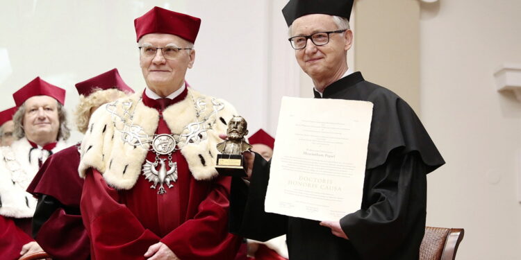 19.01.2023. Kielce. Profesor Jacek Popiel nowym doktorem honoris causa UJK. Na zdjęciu (od lewej): prof. Stanisław Głuszek, rektor Uniwersytetu Jana Kochanowskiego w Kielcach, prof. dr hab. Jacek Popiel - rektor Uniwersytetu Jagiellońskiego / Fot. Wiktor Taszłow – Radio Kielce