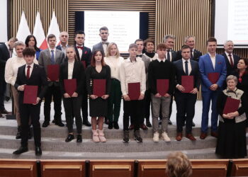 25.01.2023. Kielce. Urząd Wojewódzki. Uroczystość wręczenia stypendiów Ministra Edukacji / Fot. Wiktor Taszłow – Radio Kielce