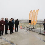 30.01.2023. Piórków. Konferencja prasowa dotycząca budowy obwodnicy Opatowa. Na zdjęciu (od lewej): Zbigniew Meducki - zastępca burmistrza miasta i gminy Łagów, Krzysztof Słoń – senator PiS, Piotr Wawrzyk – wiceminister spraw zagranicznych, Anna Krupka – wiceminister sportu, Zbigniew Koniusz – wojewoda świętokrzyski, Krzysztof Strzelczyk – dyrektor GDDKiA Kielce, Małgorzata Pawelec – rzecznik prasowy GDDKiA Kielce / Fot. Wiktor Taszłow – Radio Kielce