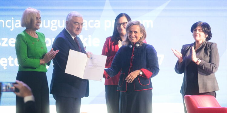 31.01.2023. Kielce. Inauguracja programu funduszy unijnych dla Świętokrzyskiego. Na zdjęciu: Renata Janik – wicemarszałek, Andrzej Bętkowski - marszałek województwa świętokrzyskiego, Małgorzata Jarosińska-Jedynak - sekretarz stanu w Ministerstwie Funduszy i Polityki Regionalnej, Angela Martinez Sarasola – kierownik Działu z Dyrekcji Generalnej ds. Polityki Regionalnej i Miejskiej KE, Muriel Guin – kierownik Działu z Dyrekcji Generalnej ds. Zatrudnienia, Spraw Społecznych i Włączenia Społecznego KE / Fot. Wiktor Taszłow – Radio Kielce