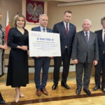 23.01.2023. Kielce, Politechnika Świętokrzyska. Przekazanie dofinansowania dla politechniki. Na zdjęciu (od lewej): wicemarszałek Renata Janik, wiceminister Anna Krupka, Zbigniew Koruba - rektor Politechniki Świętokrzyskiej, minister Przemysław Czarnek, poseł Krzysztof Lipiec, senator Krzysztof Słoń. / Fot. Michał Kita - Radio Kielce