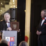 01.01.2023 Piekoszów. Koncert noworoczny. Na zdjęciu (od lewej): Andrzej Bętkowski - marszałek województwa i burmistrz Zbigniew Piątek. / Fot. Jarosław Kubalski - Radio Kielce