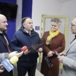 20.01.2023 Kielce. Działacze Prawa mi Sprawiedliwości przedstawili 10 pytań do Donalda Tuska. Na zdjęciu od lewej: wicewojewoda Rafał Nowak, poseł PiS Marek Kwitek, senator PiS Krzysztof Słoń i przewodniczący świętokrzyskiej PO Artur Gierada / Fot. Jarosław Kubalski - Radio Kielce