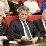26.01.2023. Kielce. Uroczystość nadania patrona dla auli UJK. Na zdjęciu (od lewej): biskup Marian Florczyk, senator Krzysztof Słoń, Zbigniew Koniusz - wojewoda świętokrzyski. / Fot. Jarosław Kubalski - Radio Kielce