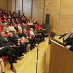 26.01.2023. Kielce. Uroczystość nadania patrona dla auli UJK. Na zdjęciu (przemawia): Zbigniew Koniusz - wojewoda świętokrzyski. / Fot. Jarosław Kubalski - Radio Kielce