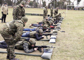 Osoby, które chcą poznać podstawy wojskowego rzemiosła mogą wziąć udział w szkoleniu