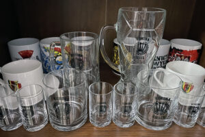 Kolekcja szklanek z logo Korony / Fot. Daniel Bracha