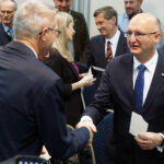 05.01.2023. Kielce. Spotkanie opłatkowe NSZZ „Solidarność”. Na zdjęciu: Bogdan Wenta – prezydent Kielc (z lewej) i Piotr Wawrzyk – wiceminister spraw zagranicznych / Fot. Robert Felczak – Radio Kielce