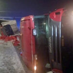 20.01.2023. Busko-Zdrój. Wywrócona ciężarówka na skrzyżowaniu ulic Objazdowej i Łagiewnickiej w Busku-Zdroju, na trasie krajowej nr 73 / Fot. PSP Busko-Zdrój