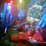 20.01.2023. Busko-Zdrój. Wywrócona ciężarówka na skrzyżowaniu ulic Objazdowej i Łagiewnickiej w Busku-Zdroju, na trasie krajowej nr 73 / Fot. PSP Busko-Zdrój