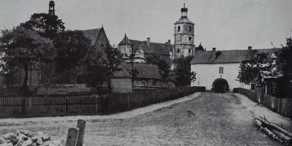 Lata 1920-1925. Wąchock. Wjazd do klasztoru Cystersów. / Źródło: fotopolska.eu