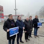 04.01.2023. Kielce. Stacja paliw PKN ORLEN. Konferencja prasowa / Na zdjęciu (od lewej): Jarosław Karyś - przewodniczący Rady Miasta Kielce, poseł PiS Marek Kwitek, poseł Krzysztof Lipiec, senator Krzysztof Słoń, Mirosław Gębski - starosta kielecki / Fot. Michał Kita - Radio Kielce
