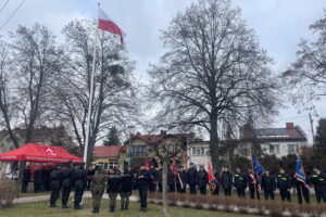 20.01.2023. Bogoria. Pierwsze, uroczyste podniesienie flagi na maszt. / Fot. Grażyna Szlęzak - Radio Kielce