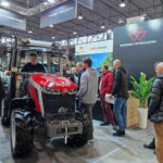 Ciągniki, a szczególnie nowości wśród marek, przyciągały rolników, którzy korzystali z okazji, by dokładnie przyjrzeć się modelom / Fot. Marzena Smoręda - Radio Kielce