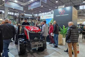 Ciągniki, a szczególnie nowości wśród marek, przyciągały rolników, którzy korzystali z okazji, by dokładnie przyjrzeć się modelom / Fot. Marzena Smoręda - Radio Kielce