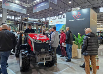 Ciągniki, a szczególnie nowości wśród marek, przyciągały rolników, którzy korzystali z okazji, by dokładnie przyjrzeć się modelom / Fot. Marzena Smoręda - Radio Kielce