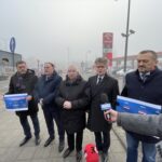 04.01.2023. Kielce. Stacja paliw PKN ORLEN. Konferencja prasowa / Na zdjęciu (od lewej): Jarosław Karyś - przewodniczący Rady Miasta Kielce, poseł PiS Marek Kwitek, poseł Krzysztof Lipiec, senator Krzysztof Słoń, Mirosław Gębski - starosta kielecki / Fot. Michał Kita - Radio Kielce