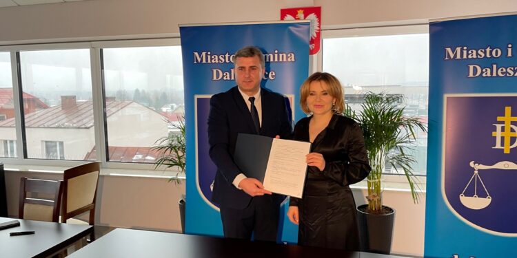 Na zdjęciu (od lewej): Dariusz Meresiński - burmistrz Daleszyc oraz Anna Krupka wiceminister sportu i turystyki / Fot. Daniel Czwartosz - Radio Kielce