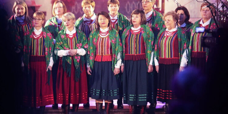 RYM SIĘ NIESIE PO POLU PO LESIE. „Wedle młyna” [POSŁUCHAJ] - Radio Kielce